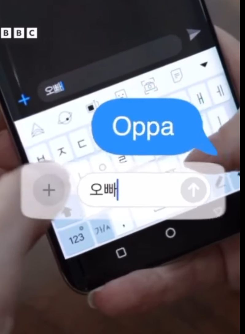 英國廣播公司(BBC)獲得一部從北韓成功偷運出境的智能手機,揭露金正恩政權的控制手段,包括每5分鐘偷偷截圖一次,如果輸入敏感詞彙,將跳出警告或自動修正,例如南韓常見的「歐巴」(Oppa),就會被馬上改成「同志」。