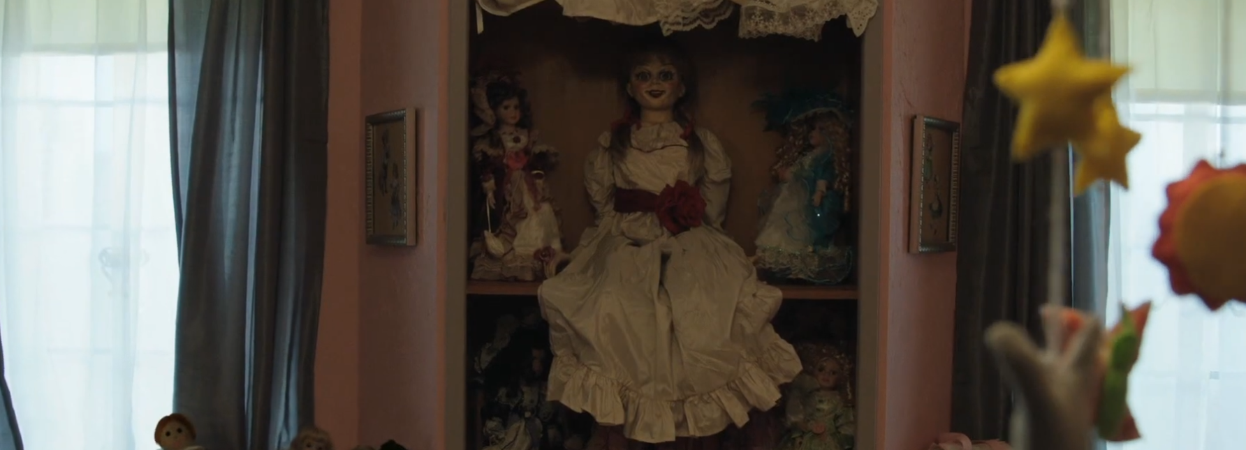 知名恐怖電影《詭屋驚凶實錄》系列中的安娜貝爾娃娃