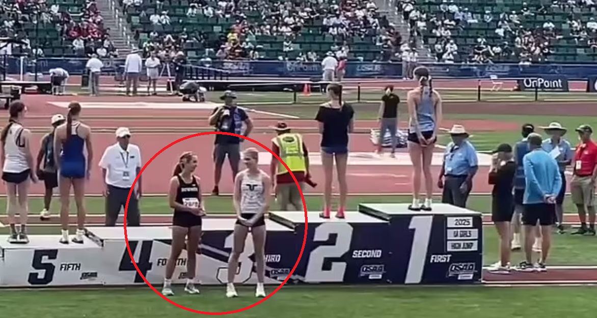 艾卡德及安德森未有按慣例站上頒獎台,而是轉身背對會場。(互聯網)