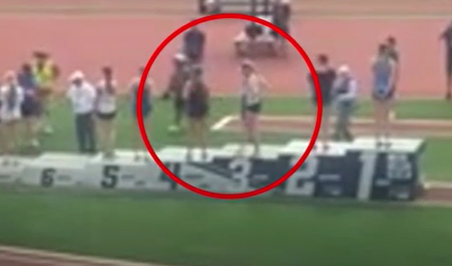 艾卡德及安德森本來站在頒獎台上,但不久轉身下台。(互聯網)