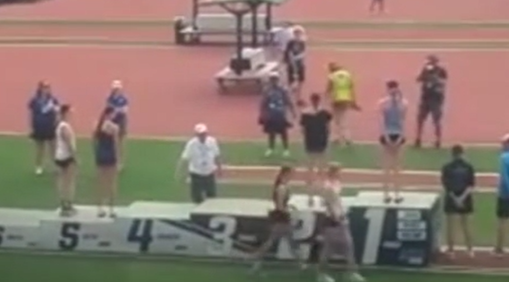 工作人員叫艾卡德及安德森離開。(互聯網)