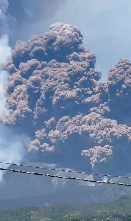 埃特納火山爆發。(路透社、互聯網)
