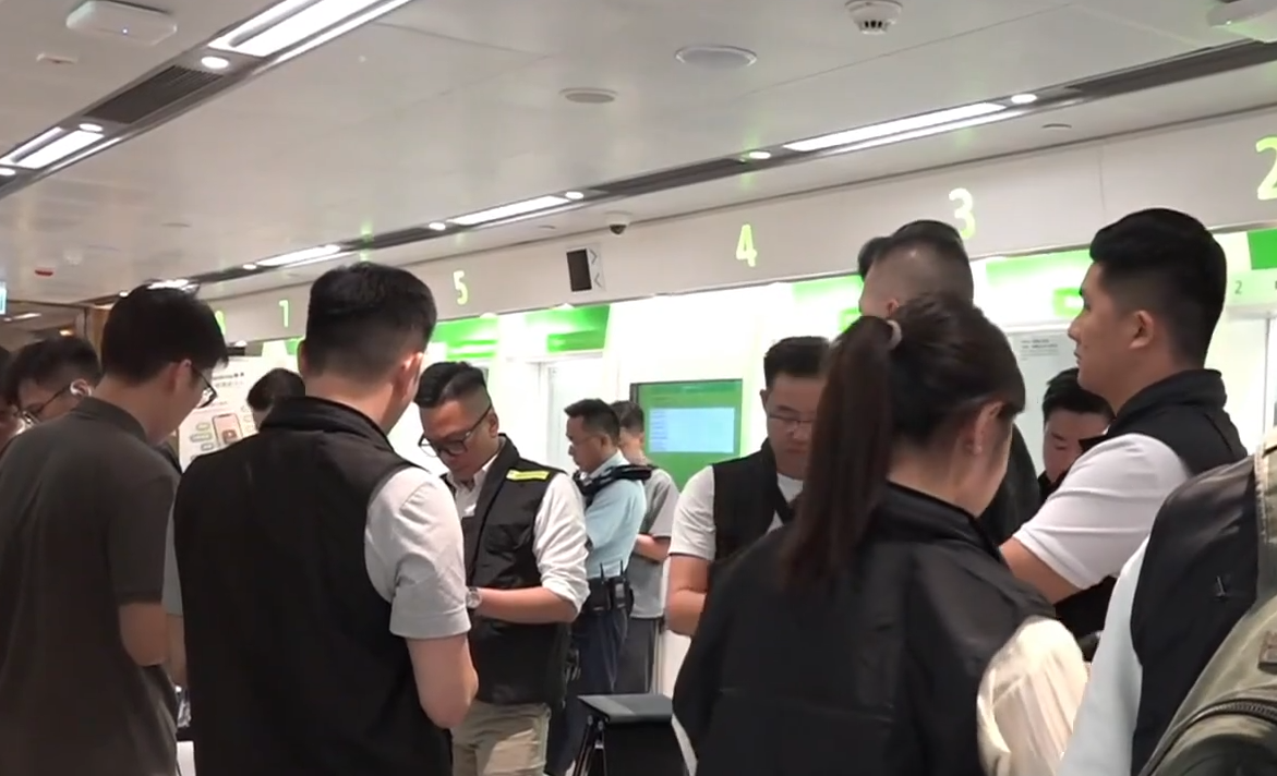 沙田第一城恒生銀行遇劫,警員在場調查(now新聞台畫面)