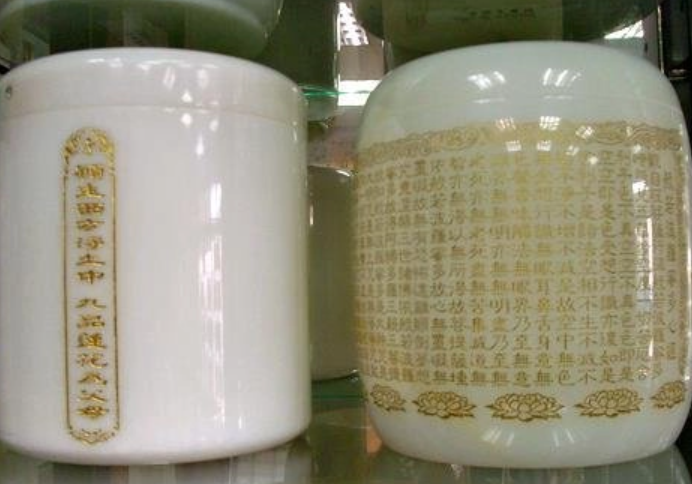 時昌迷你倉出現「離奇」租霸,有租客拖租3個月,店方在清倉時竟發現倉內有兩個骨灰盅,內有骨灰(圖非涉事骨灰盅)