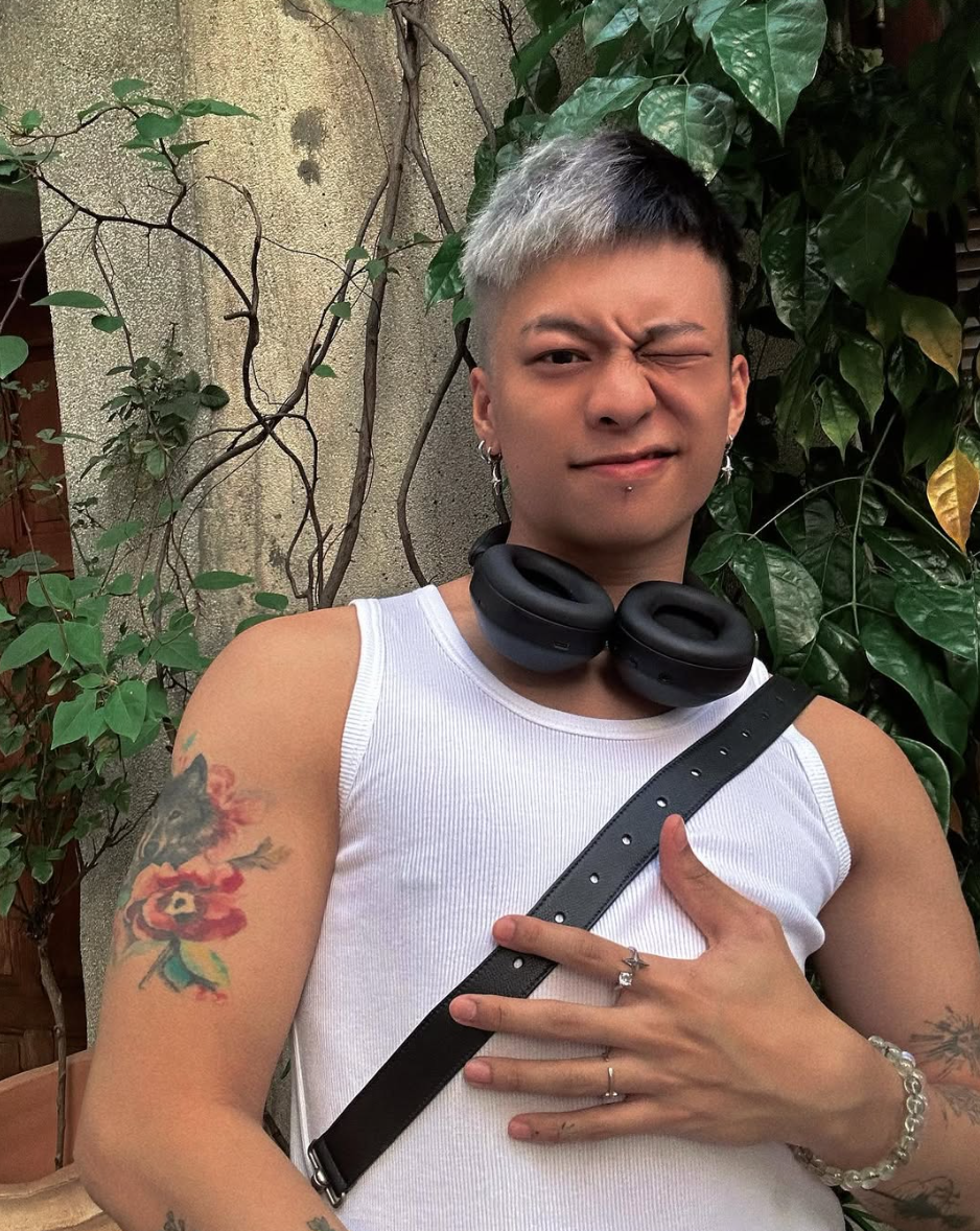 李進偉在社交網上簡介是位占星家與靈媒。