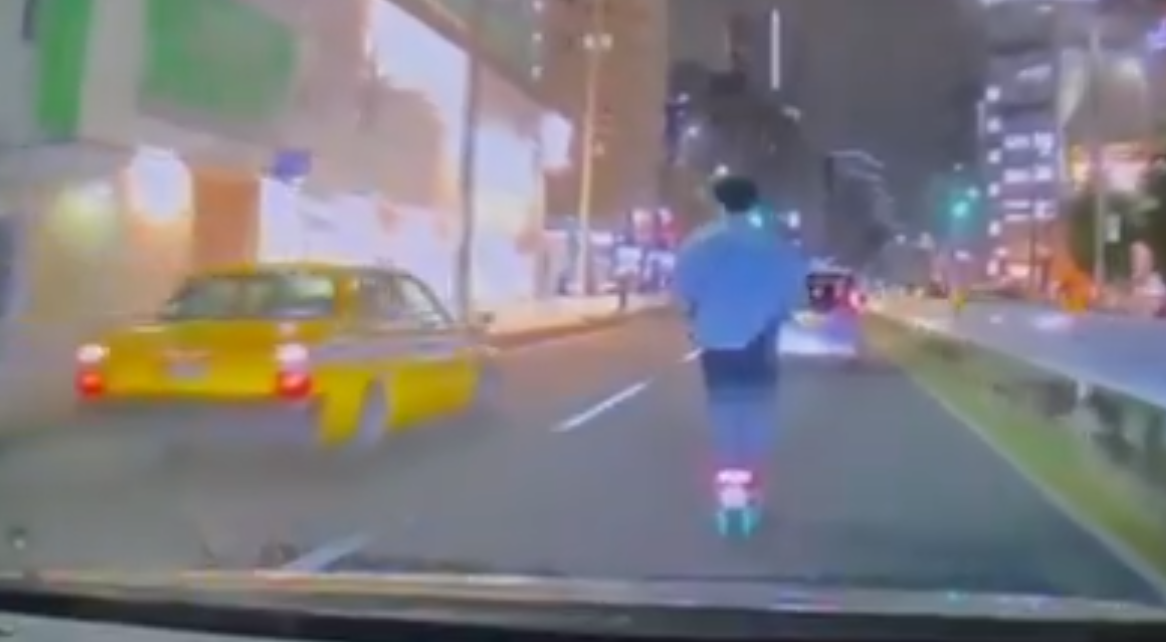 有人把電動滑板車駕出右邊行車線。(影片截圖)