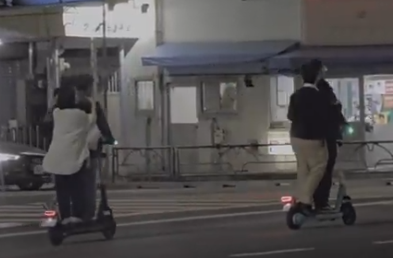 有遊客兩個人騎一輛電動滑板車。(影片截圖)