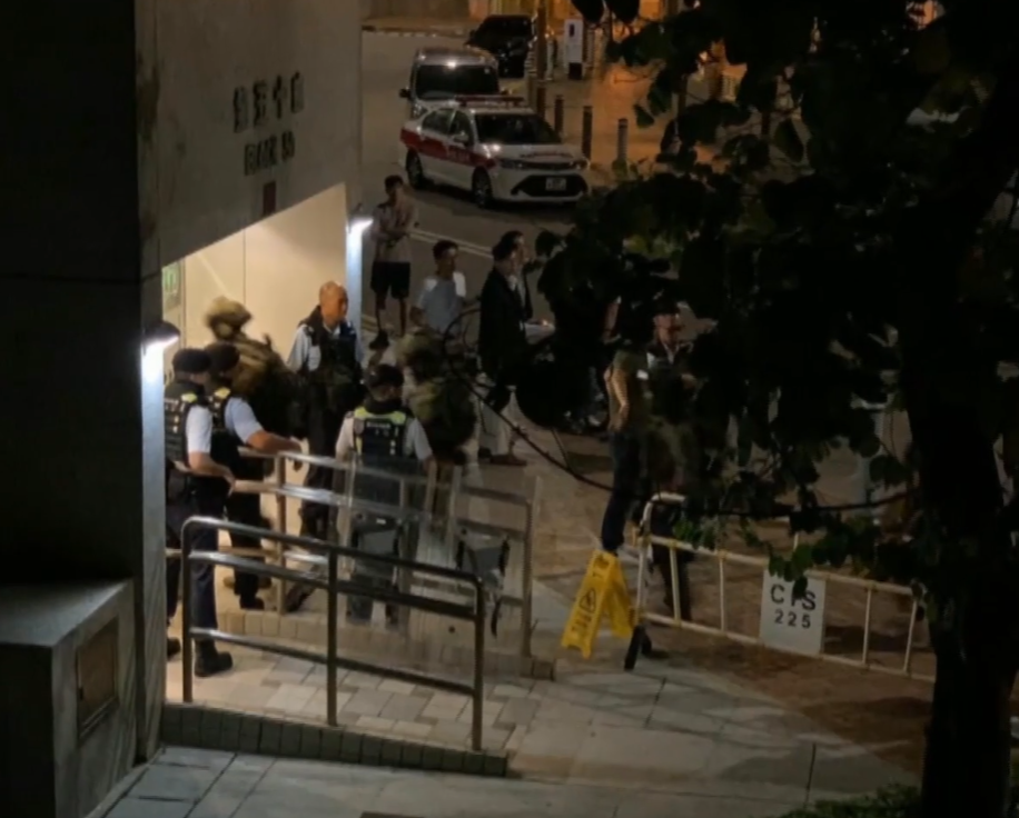沙田第一城恒生銀行劫案,警方深夜一度出動飛虎隊搜捕49歲疑匪。(網上圖片)