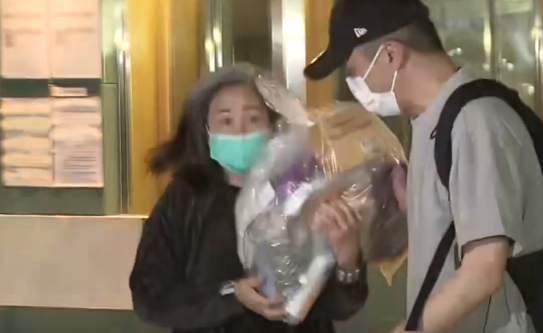 獲准保釋的死者前家姑李瑞香,否認意圖妨礙司法公正罪,案件在區域法院續審。(NOW新聞台截圖)