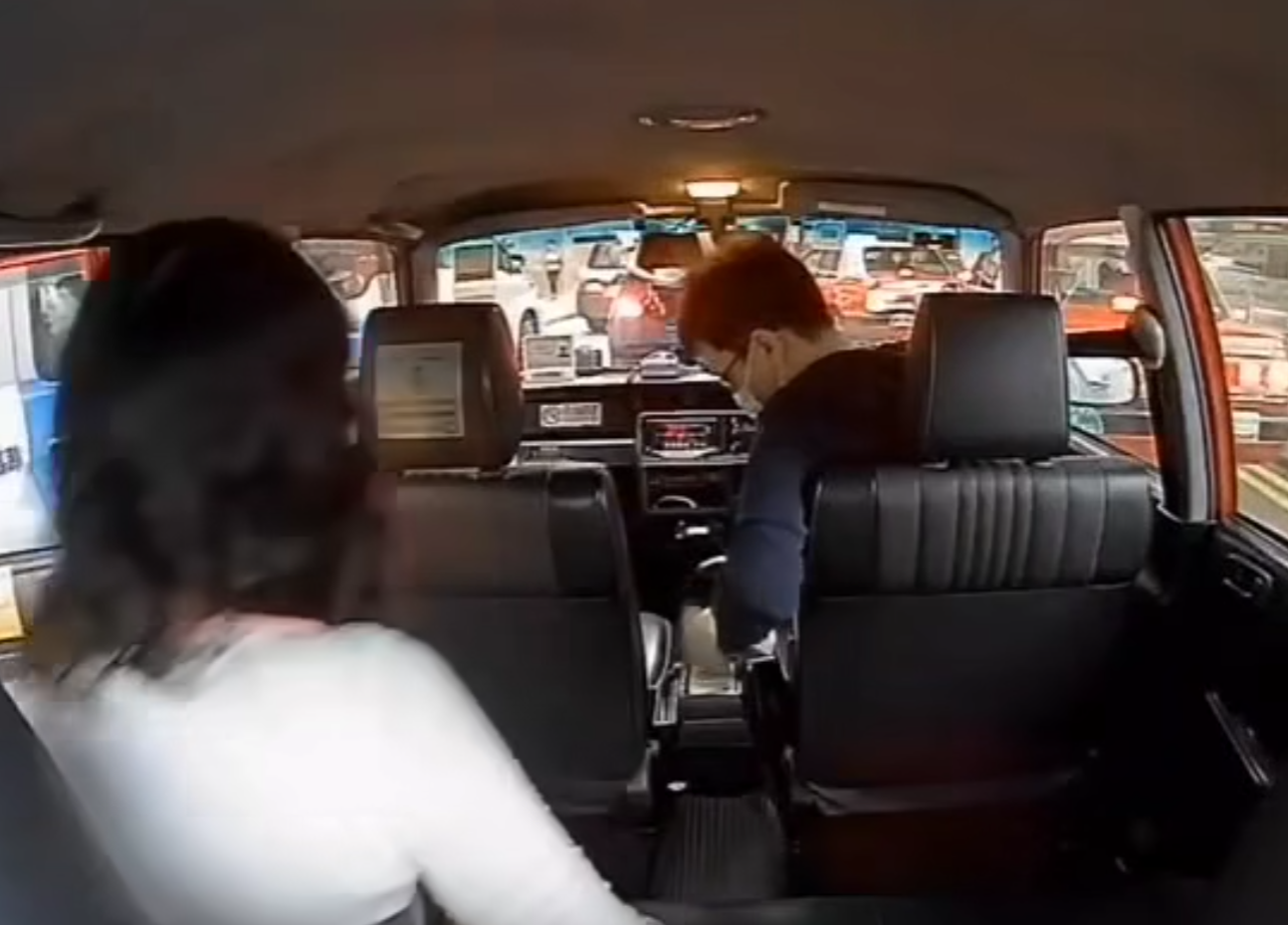 一名的士司機疑遇上乘客偷錢,在社交平台facebook「的士司機資訊網 Taxi」發帖,以「一時大意換打印紙,唔記得收起D錢比呢個阿嬸偷左」為題,發布一段長約54秒的車內Cam影片,直擊一名女乘客落車前疑順手牽羊偷走司機位旁的50元現金,再收取找續車資施施然落車的過程。