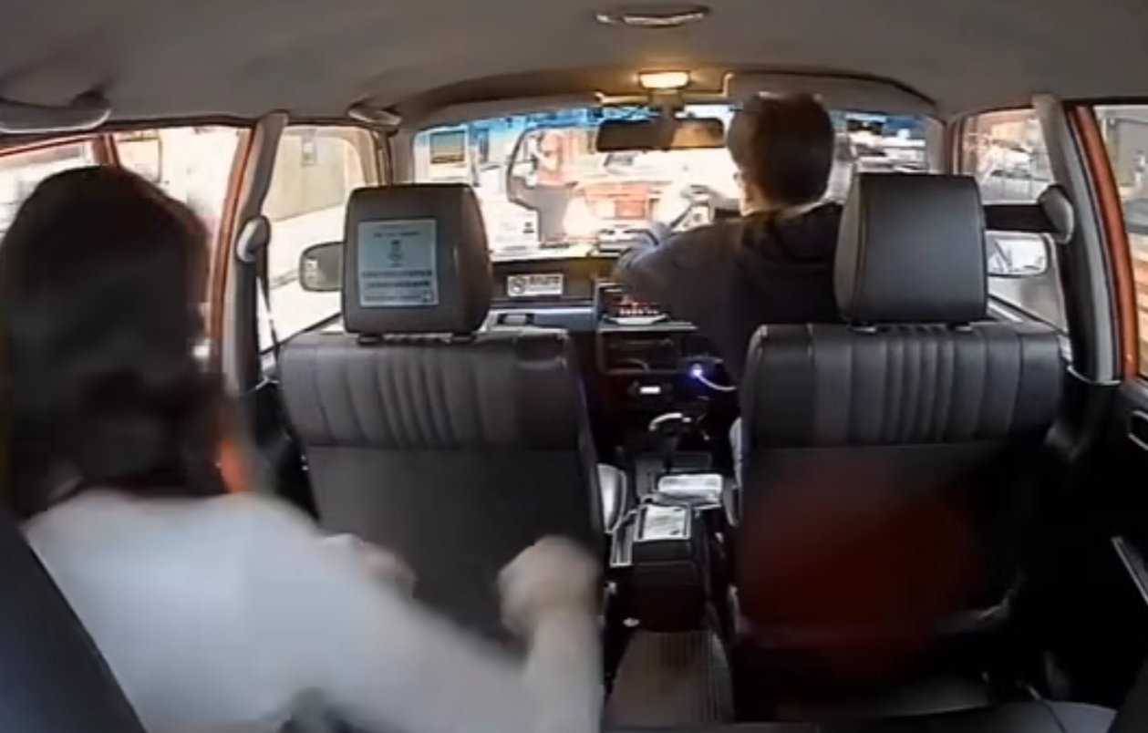 一名的士司機疑遇上乘客偷錢,在社交平台facebook「的士司機資訊網 Taxi」發帖,以「一時大意換打印紙,唔記得收起D錢比呢個阿嬸偷左」為題,發布一段長約54秒的車內Cam影片,直擊一名女乘客落車前疑順手牽羊偷走司機位旁的50元現金,再收取找續車資施施然落車的過程。