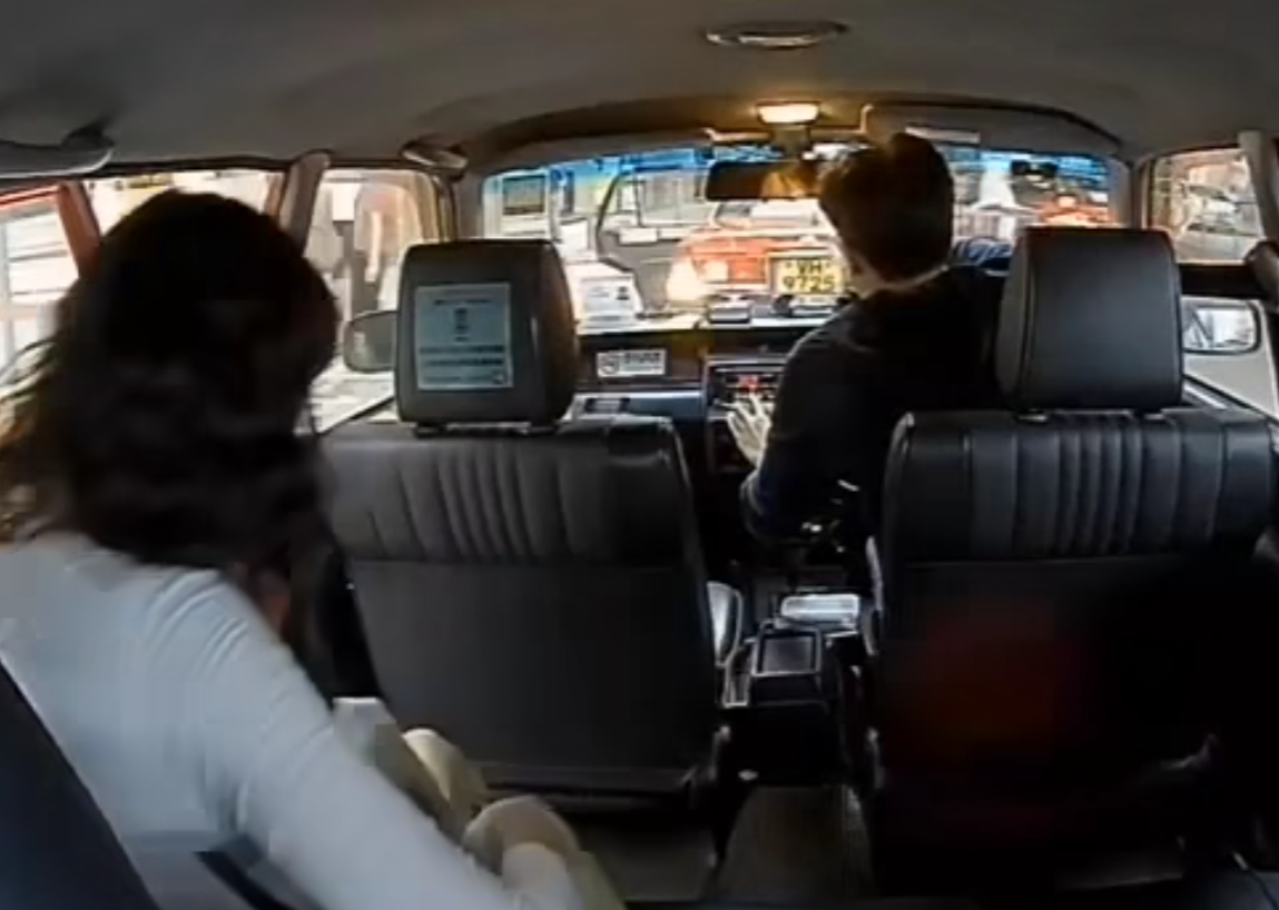 一名的士司機疑遇上乘客偷錢,在社交平台facebook「的士司機資訊網 Taxi」發帖,以「一時大意換打印紙,唔記得收起D錢比呢個阿嬸偷左」為題,發布一段長約54秒的車內Cam影片,直擊一名女乘客落車前疑順手牽羊偷走司機位旁的50元現金,再收取找續車資施施然落車的過程。