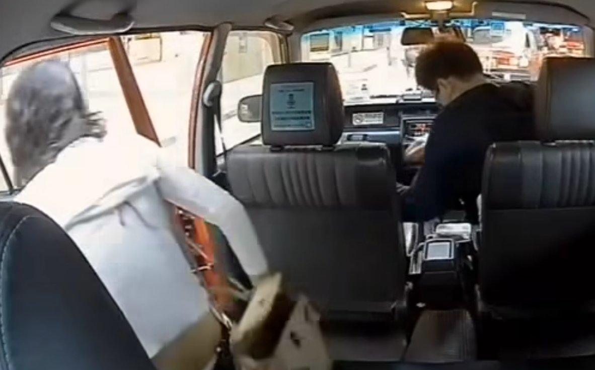 一名的士司機疑遇上乘客偷錢,在社交平台facebook「的士司機資訊網 Taxi」發帖,以「一時大意換打印紙,唔記得收起D錢比呢個阿嬸偷左」為題,發布一段長約54秒的車內Cam影片,直擊一名女乘客落車前疑順手牽羊偷走司機位旁的50元現金,再收取找續車資施施然落車的過程。