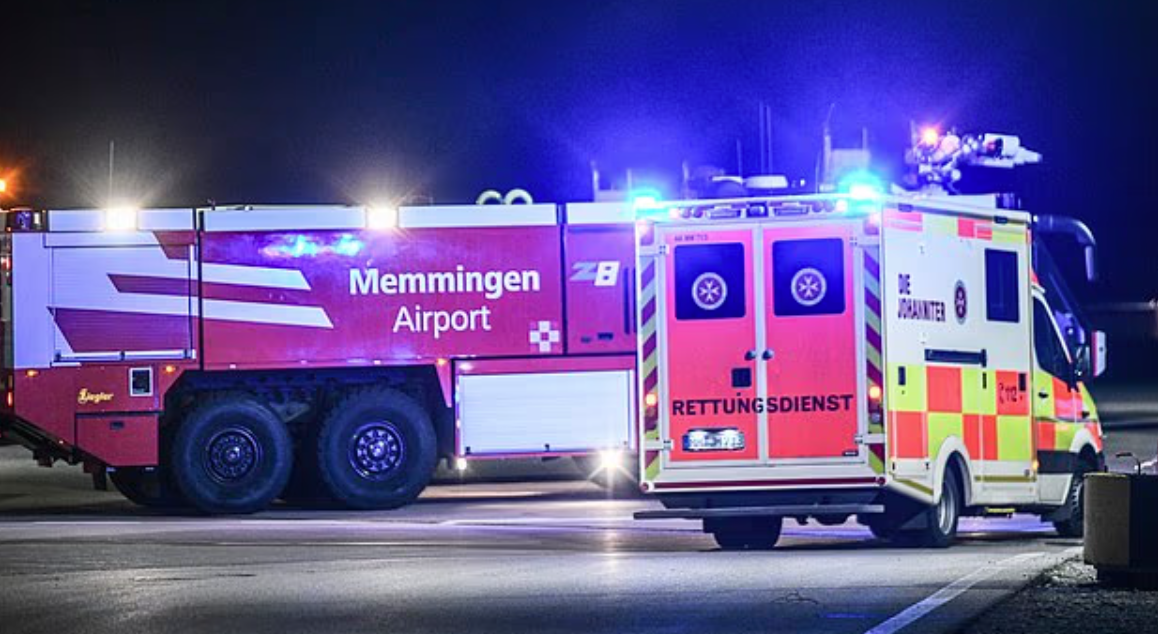 消防及救護車在場戒備。(互聯網)