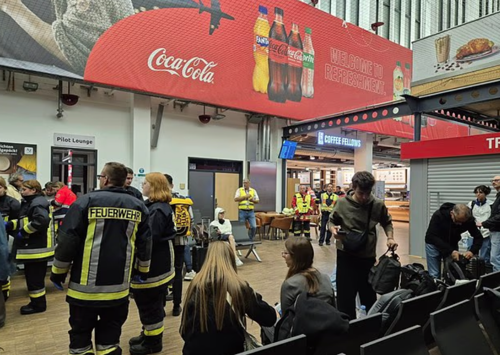 乘客滯留在機場。(互聯網)