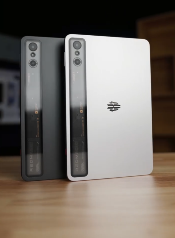 其中「紅魔遊戲手機」官方微博帳號,就在日前上傳了紅魔電競平板3 Pro的上手影片,可看到氚鋒透明暗夜、跟氚鋒透明銀翼兩色款平板的實機外觀。