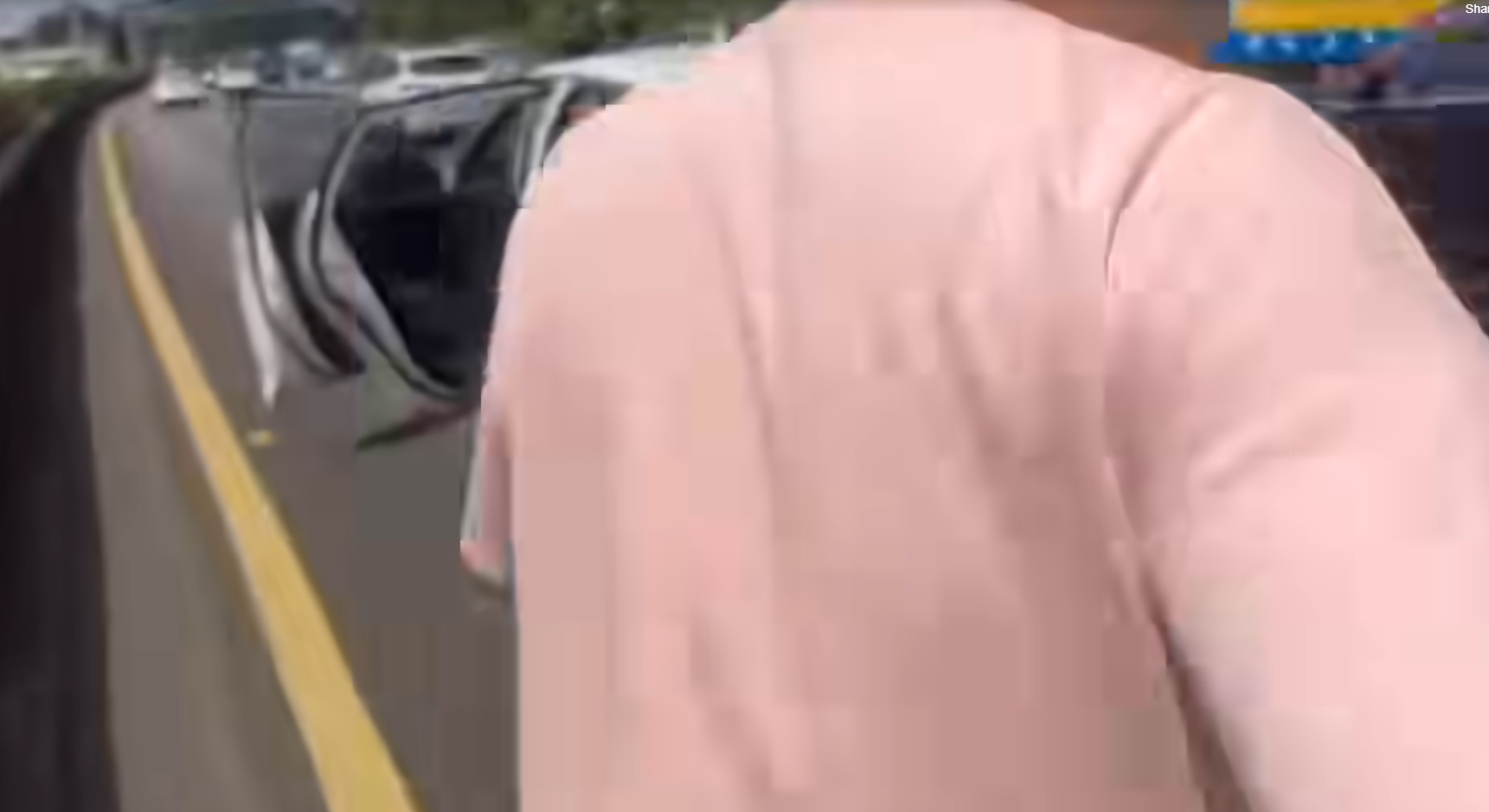 現場各人則安慰女司機「都有保險,沒事」。(FB)