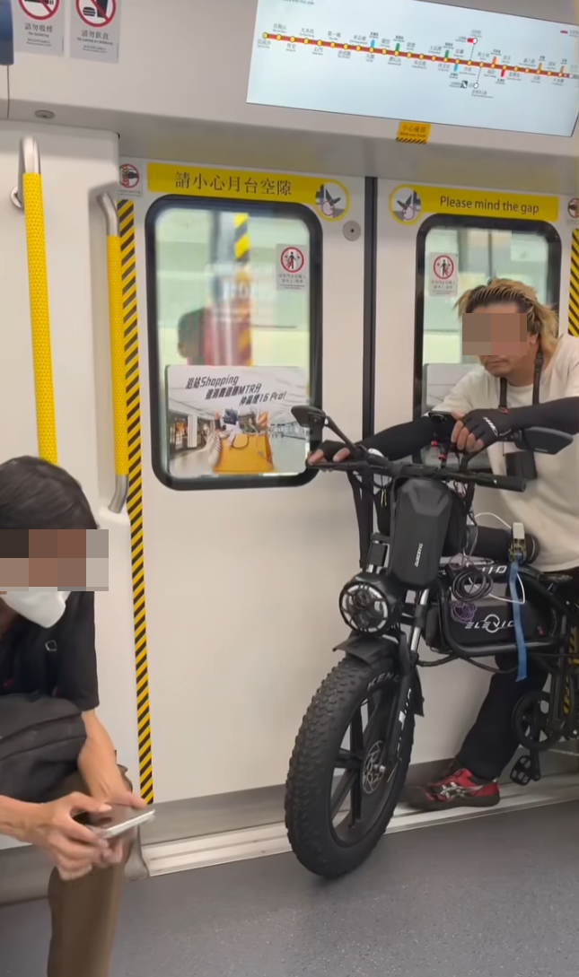 社交平台流傳影片及照片,一名金髮男子坐疑似電動單車乘搭港鐵屯馬綫列車,於天水圍站一度阻礙其他人上車。(屯門友FB)
