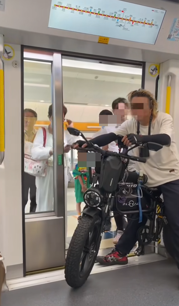 社交平台流傳影片及照片,一名金髮男子坐疑似電動單車乘搭港鐵屯馬綫列車,於天水圍站一度阻礙其他人上車。(屯門友FB)