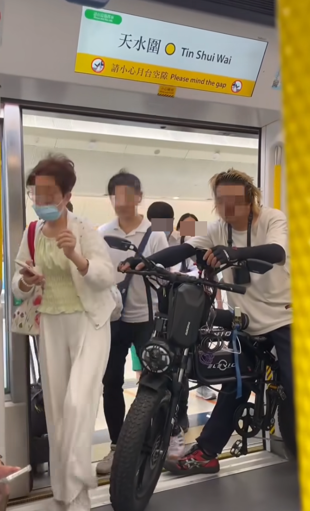 社交平台流傳影片及照片,一名金髮男子坐疑似電動單車乘搭港鐵屯馬綫列車,於天水圍站一度阻礙其他人上車。(屯門友FB)