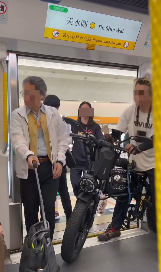 社交平台流傳影片及照片,一名金髮男子坐疑似電動單車乘搭港鐵屯馬綫列車,於天水圍站一度阻礙其他人上車。(屯門友FB)