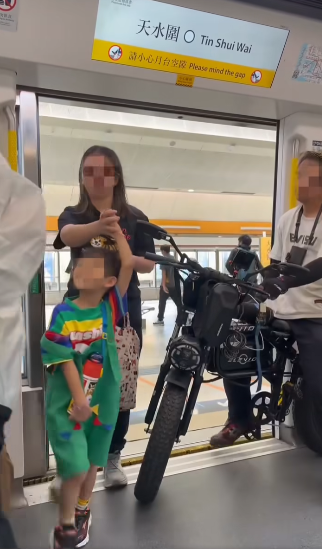 社交平台流傳影片及照片,一名金髮男子坐疑似電動單車乘搭港鐵屯馬綫列車,於天水圍站一度阻礙其他人上車。(屯門友FB)