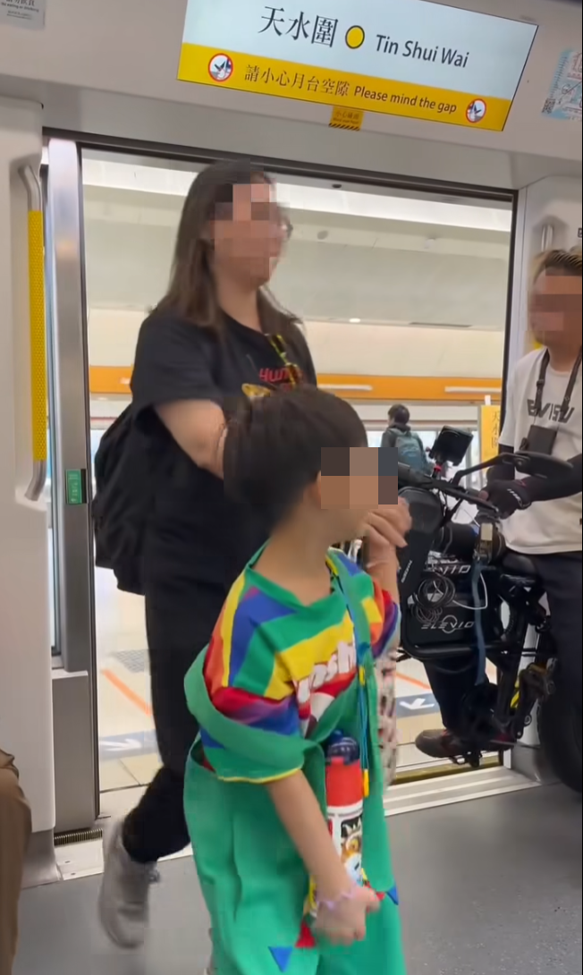 社交平台流傳影片及照片,一名金髮男子坐疑似電動單車乘搭港鐵屯馬綫列車,於天水圍站一度阻礙其他人上車。(屯門友FB)