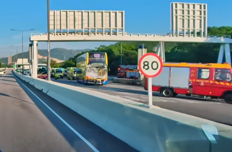 港深西部公路發生交通意外,涉及巴士和警車,數名巴士乘客和一名警員受傷送院。據了解,案中警員由橋上跌下,他被送往屯門醫院治理。 車cam L(香港群組)FB