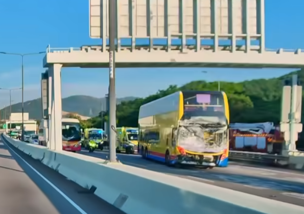 港深西部公路發生交通意外,涉及巴士和警車,數名巴士乘客和一名警員受傷送院。據了解,案中警員由橋上跌下,他被送往屯門醫院治理。 車cam L(香港群組)FB