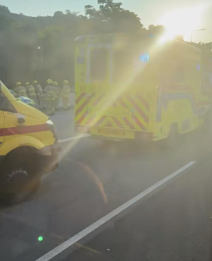 港深西部公路發生交通意外,涉及巴士和警車,數名巴士乘客和一名警員受傷送院。據了解,案中警員由橋上跌下,他被送往屯門醫院治理。(小紅書)