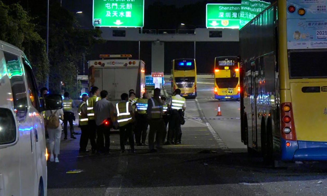 港深西部公路發生交通意外,涉及巴士和警車,數名巴士乘客和一名警員受傷送院。據了解,案中警員由橋上跌下,他被送往屯門醫院治理。(港台圖片)
