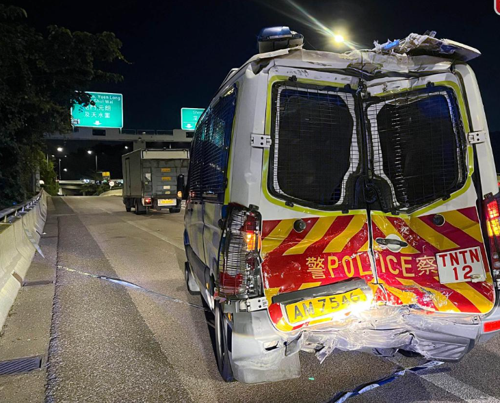 港深西部公路發生交通意外,涉及巴士和警車,數名巴士乘客和一名警員受傷送院。據了解,案中警員由橋上跌下,他被送往屯門醫院治理。(港台圖片)