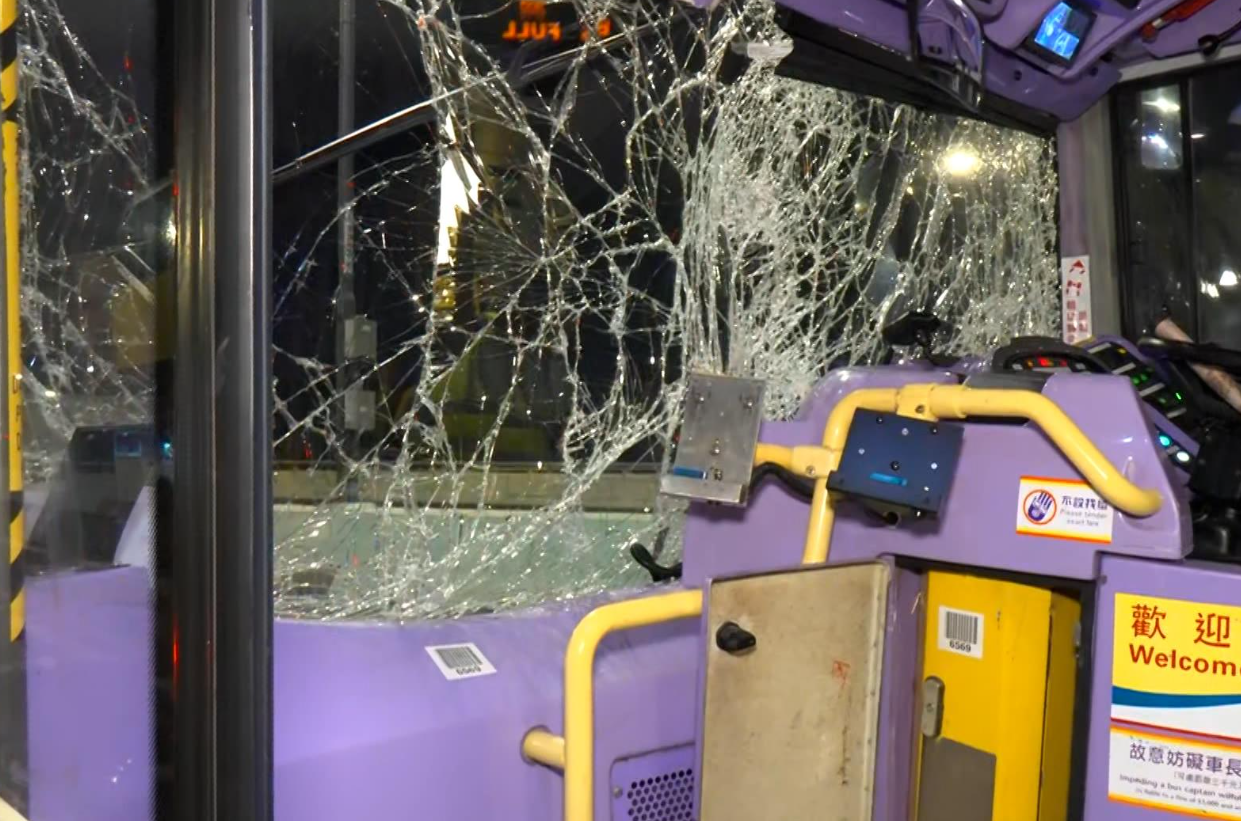 港深西部公路發生交通意外,涉及巴士和警車,數名巴士乘客和一名警員受傷送院。據了解,案中警員由橋上跌下,他被送往屯門醫院治理。(港台圖片)