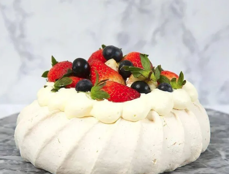 據報帕芙洛娃蛋白霜蛋糕通常做得較高及挺身,如圖中模樣。(互聯網)