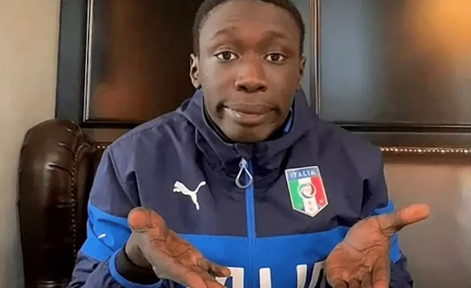 拉梅因這招牌表情及手勢紅遍全球。(互聯網)