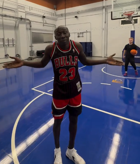 拉梅因這招牌表情及手勢紅遍全球。(互聯網)