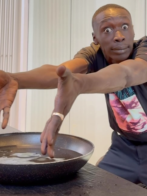 拉梅因這招牌表情及手勢紅遍全球。(互聯網)