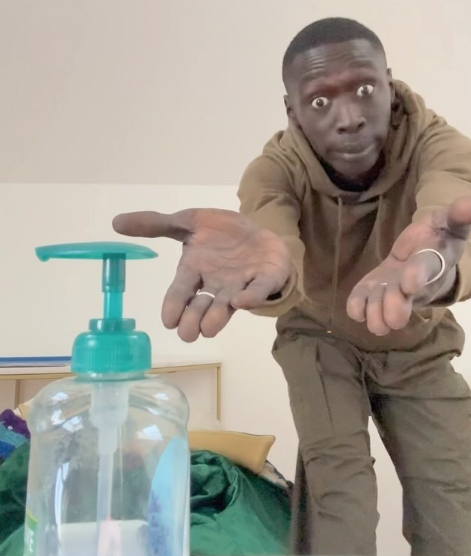 拉梅因這招牌表情及手勢紅遍全球。(互聯網)