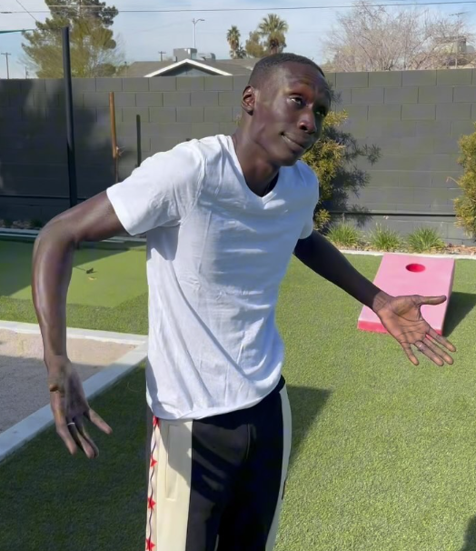 拉梅因這招牌表情及手勢紅遍全球。(互聯網)