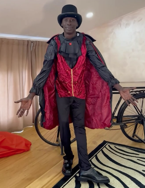 拉梅因這招牌表情及手勢紅遍全球。(互聯網)