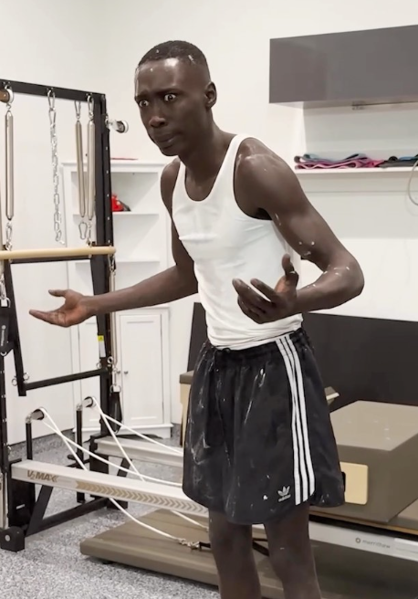 拉梅因這招牌表情及手勢紅遍全球。(互聯網)