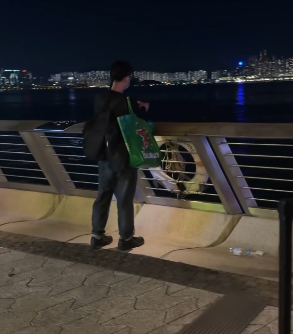 一名戴上眼鏡及口罩並留長辮的男子,手持打火機在星光大道海旁欄杆點燃煙花,可見他需要燃點多次才點着。當煙花頂部噴出火花後,男子即轉身離開。期間他發現有人進行拍攝,立即以普通話向拍攝者說:「不要,不要拍,不要拍可以嗎?」,並走近拍攝者(Threads)