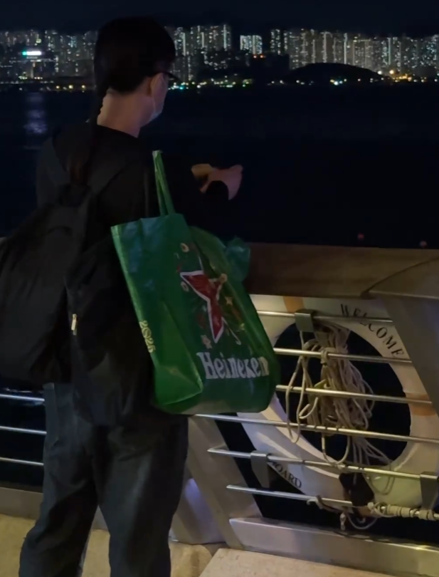 一名戴上眼鏡及口罩並留長辮的男子,手持打火機在星光大道海旁欄杆點燃煙花,可見他需要燃點多次才點着。當煙花頂部噴出火花後,男子即轉身離開。期間他發現有人進行拍攝,立即以普通話向拍攝者說:「不要,不要拍,不要拍可以嗎?」,並走近拍攝者(Threads)