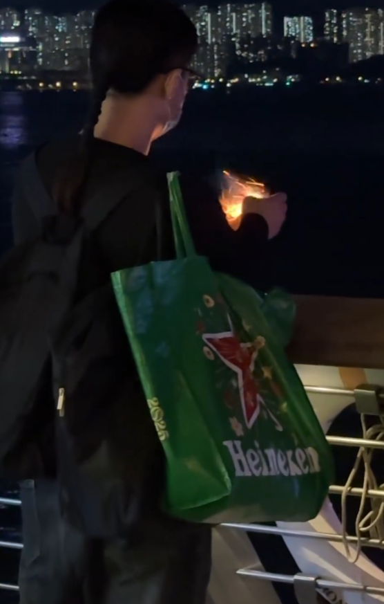 一名戴上眼鏡及口罩並留長辮的男子,手持打火機在星光大道海旁欄杆點燃煙花,可見他需要燃點多次才點着。當煙花頂部噴出火花後,男子即轉身離開。期間他發現有人進行拍攝,立即以普通話向拍攝者說:「不要,不要拍,不要拍可以嗎?」,並走近拍攝者(Threads)