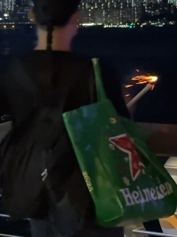 一名戴上眼鏡及口罩並留長辮的男子,手持打火機在星光大道海旁欄杆點燃煙花,可見他需要燃點多次才點着。當煙花頂部噴出火花後,男子即轉身離開。期間他發現有人進行拍攝,立即以普通話向拍攝者說:「不要,不要拍,不要拍可以嗎?」,並走近拍攝者(Threads)