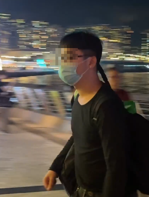 一名戴上眼鏡及口罩並留長辮的男子,手持打火機在星光大道海旁欄杆點燃煙花,可見他需要燃點多次才點着。當煙花頂部噴出火花後,男子即轉身離開。期間他發現有人進行拍攝,立即以普通話向拍攝者說:「不要,不要拍,不要拍可以嗎?」,並走近拍攝者(Threads)