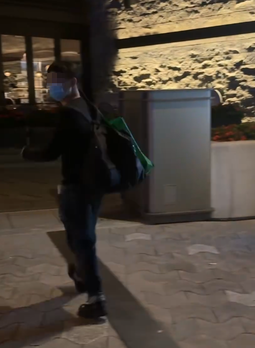 一名戴上眼鏡及口罩並留長辮的男子,手持打火機在星光大道海旁欄杆點燃煙花,可見他需要燃點多次才點着。當煙花頂部噴出火花後,男子即轉身離開。期間他發現有人進行拍攝,立即以普通話向拍攝者說:「不要,不要拍,不要拍可以嗎?」,並走近拍攝者(Threads)