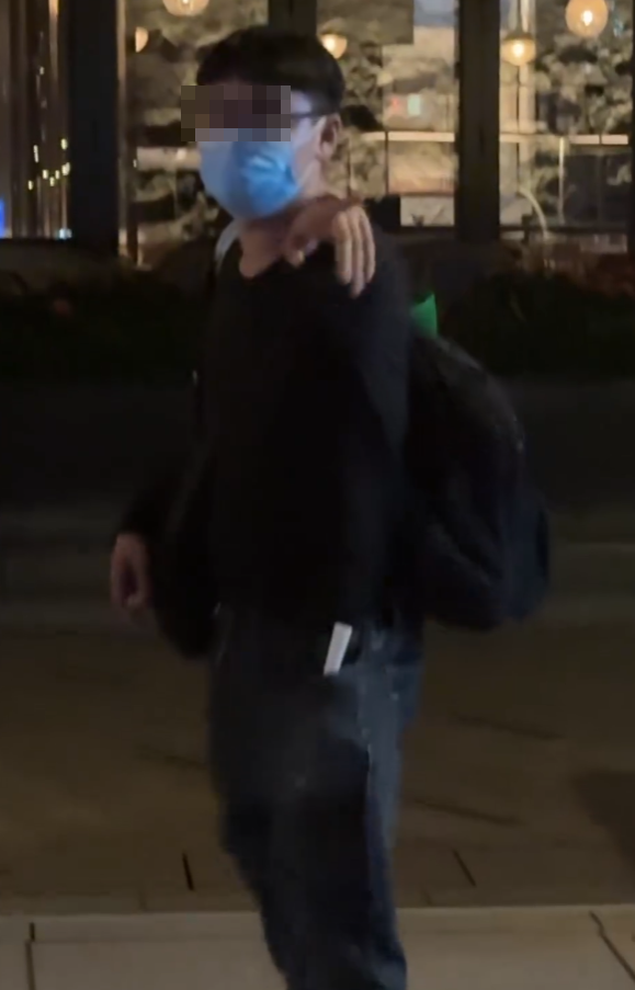 一名戴上眼鏡及口罩並留長辮的男子,手持打火機在星光大道海旁欄杆點燃煙花,可見他需要燃點多次才點着。當煙花頂部噴出火花後,男子即轉身離開。期間他發現有人進行拍攝,立即以普通話向拍攝者說:「不要,不要拍,不要拍可以嗎?」,並走近拍攝者(Threads)