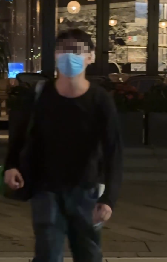 一名戴上眼鏡及口罩並留長辮的男子,手持打火機在星光大道海旁欄杆點燃煙花,可見他需要燃點多次才點着。當煙花頂部噴出火花後,男子即轉身離開。期間他發現有人進行拍攝,立即以普通話向拍攝者說:「不要,不要拍,不要拍可以嗎?」,並走近拍攝者(Threads)