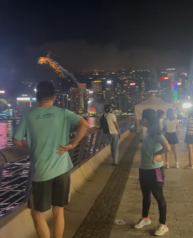 另一段影片則拍攝到星光大道上空有至少兩發煙花由欄杆位置射空半空,吸引多名在場人士圍觀。(Threads)